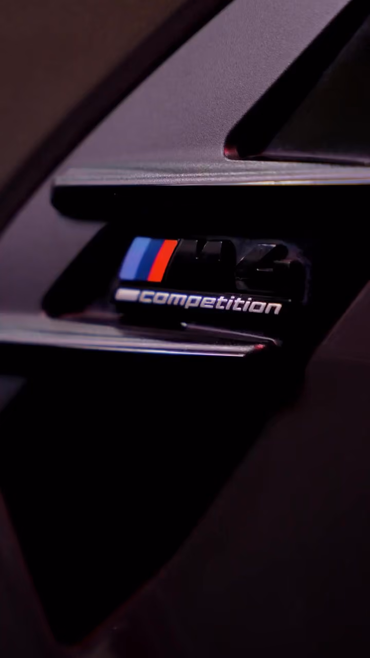 BMW M4 met verlichte koplamp in de garage
