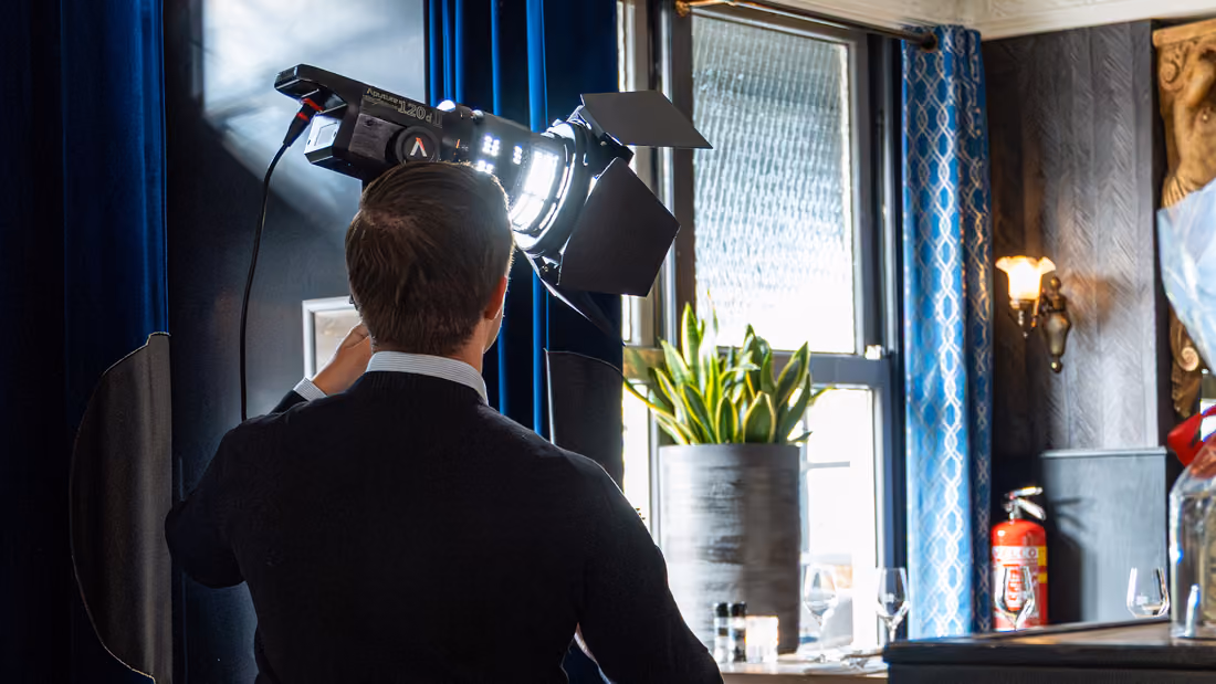 Medewerker vertelt voor de camera over zijn werk